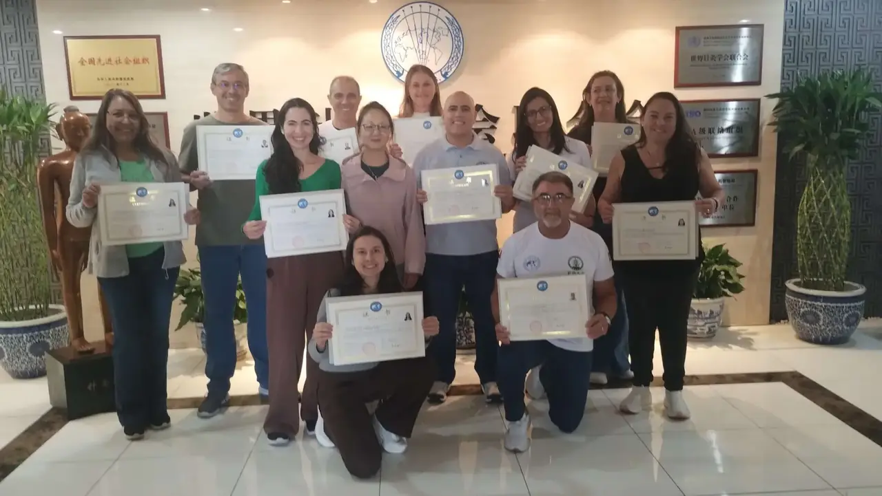 Participantes exibindo seus certificados