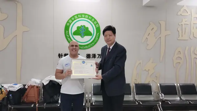 Entrega de certificado a participante da EPAC