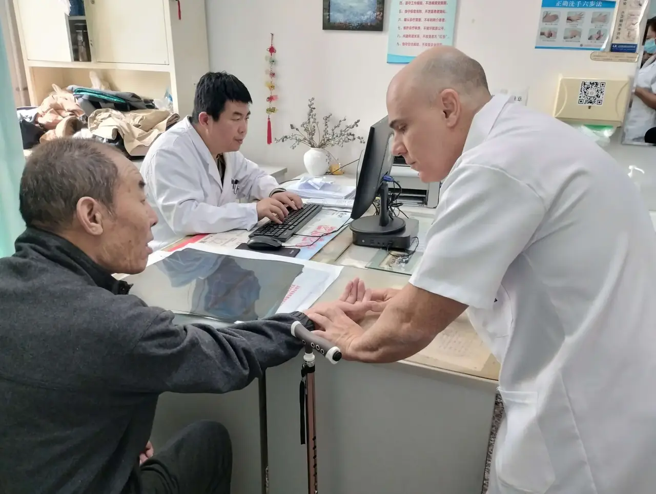 Participante acompanhando consulta com médico chinês