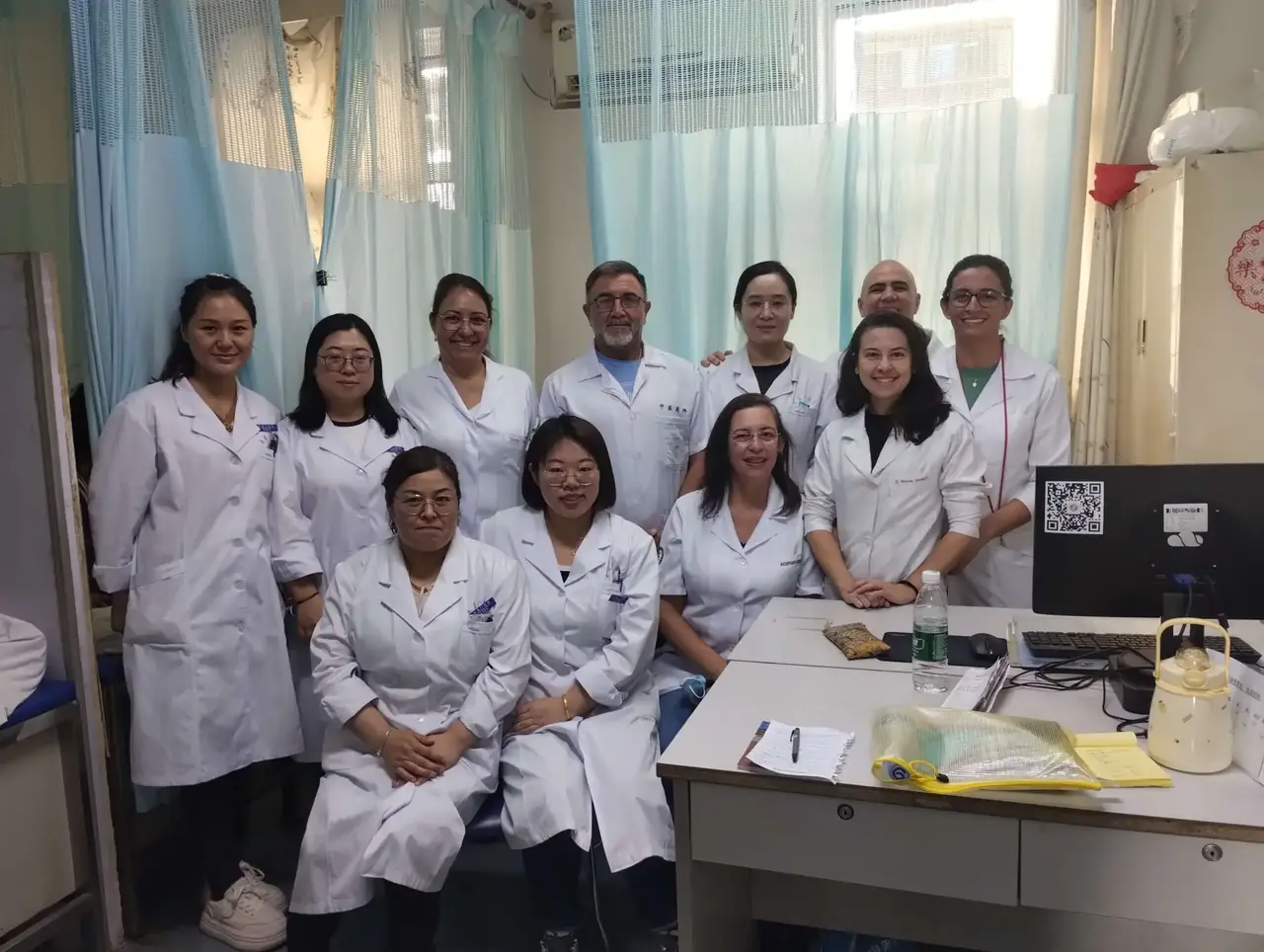 Participantes da EPAC com médicos chineses no hospital